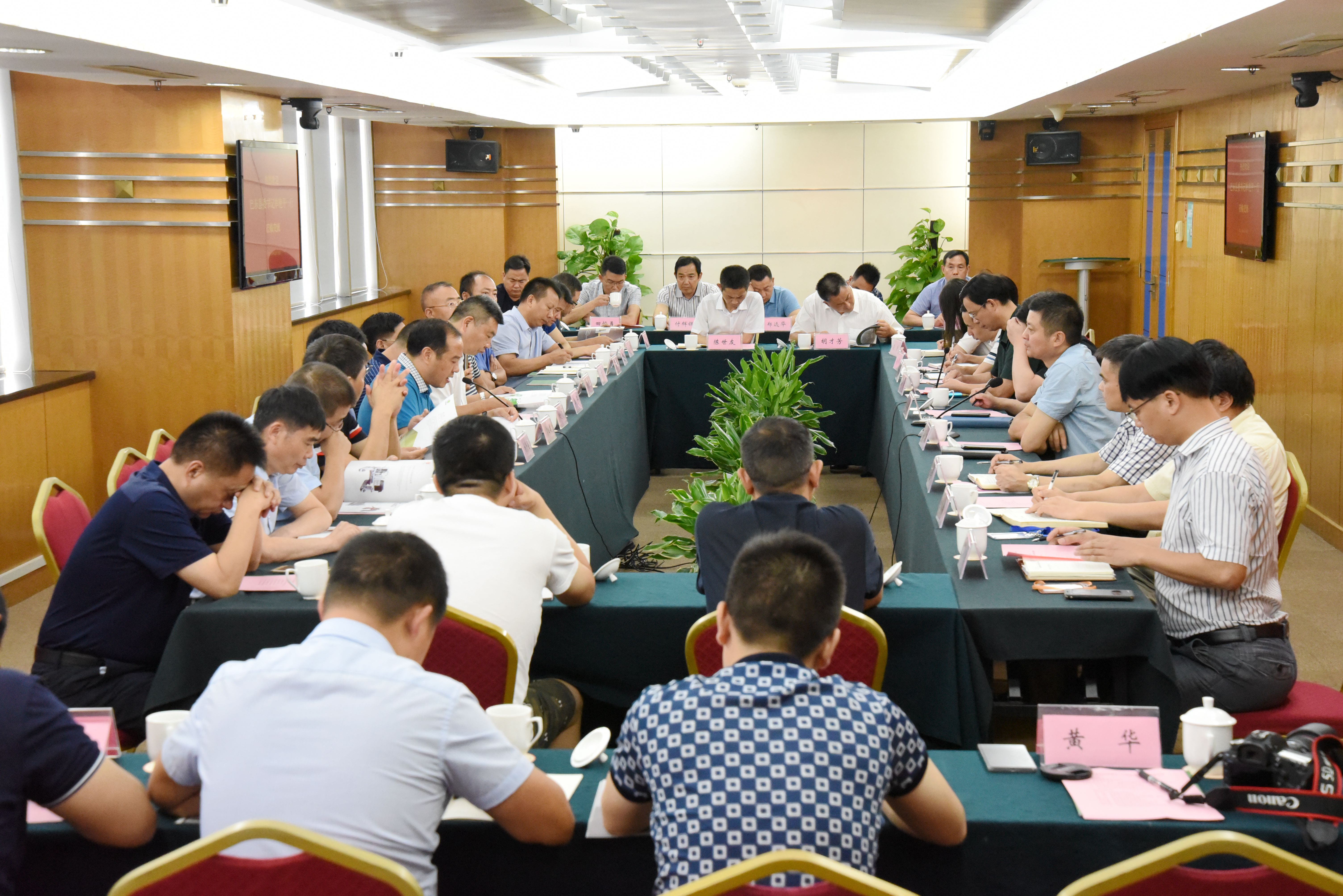 巴东县党政代表团莅临安博网页中国有限公司集团 共商茶产业东西协作