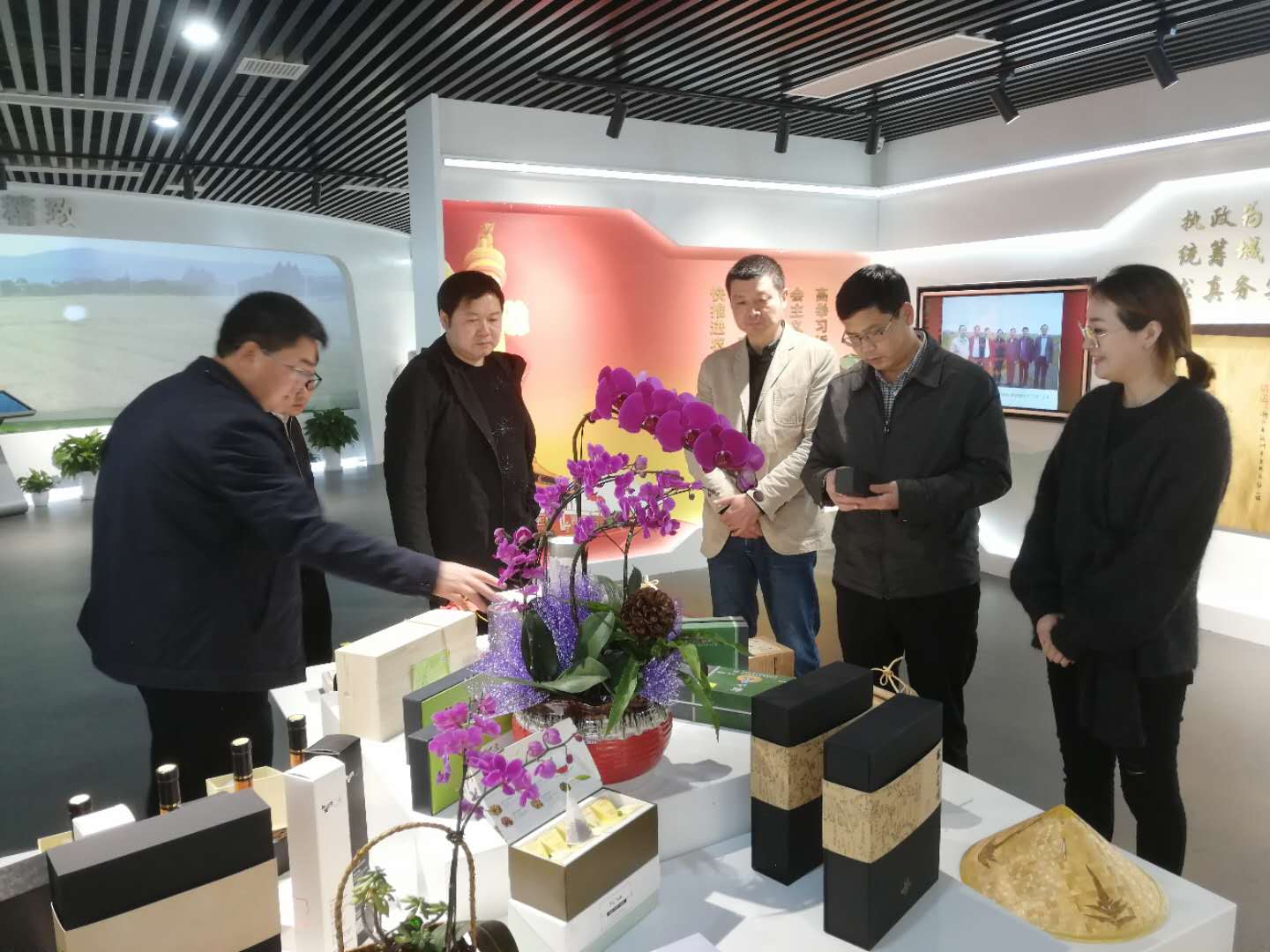 普安县委书记农文海一行考察安博网页中国有限公司集团特种茶中心