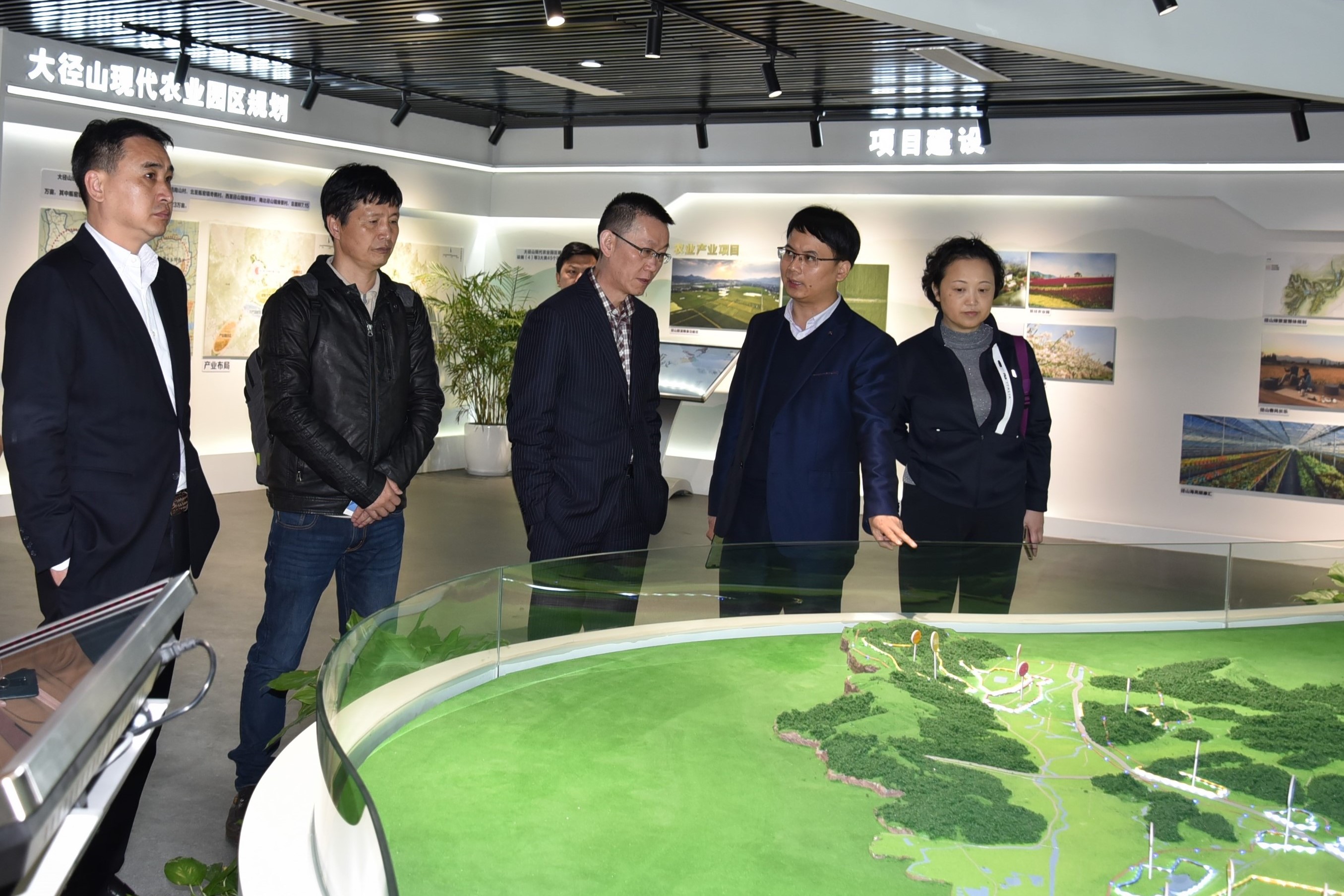 贵州省投资促进局余显强一行莅临安博网页中国有限公司集团特种茶中心考察