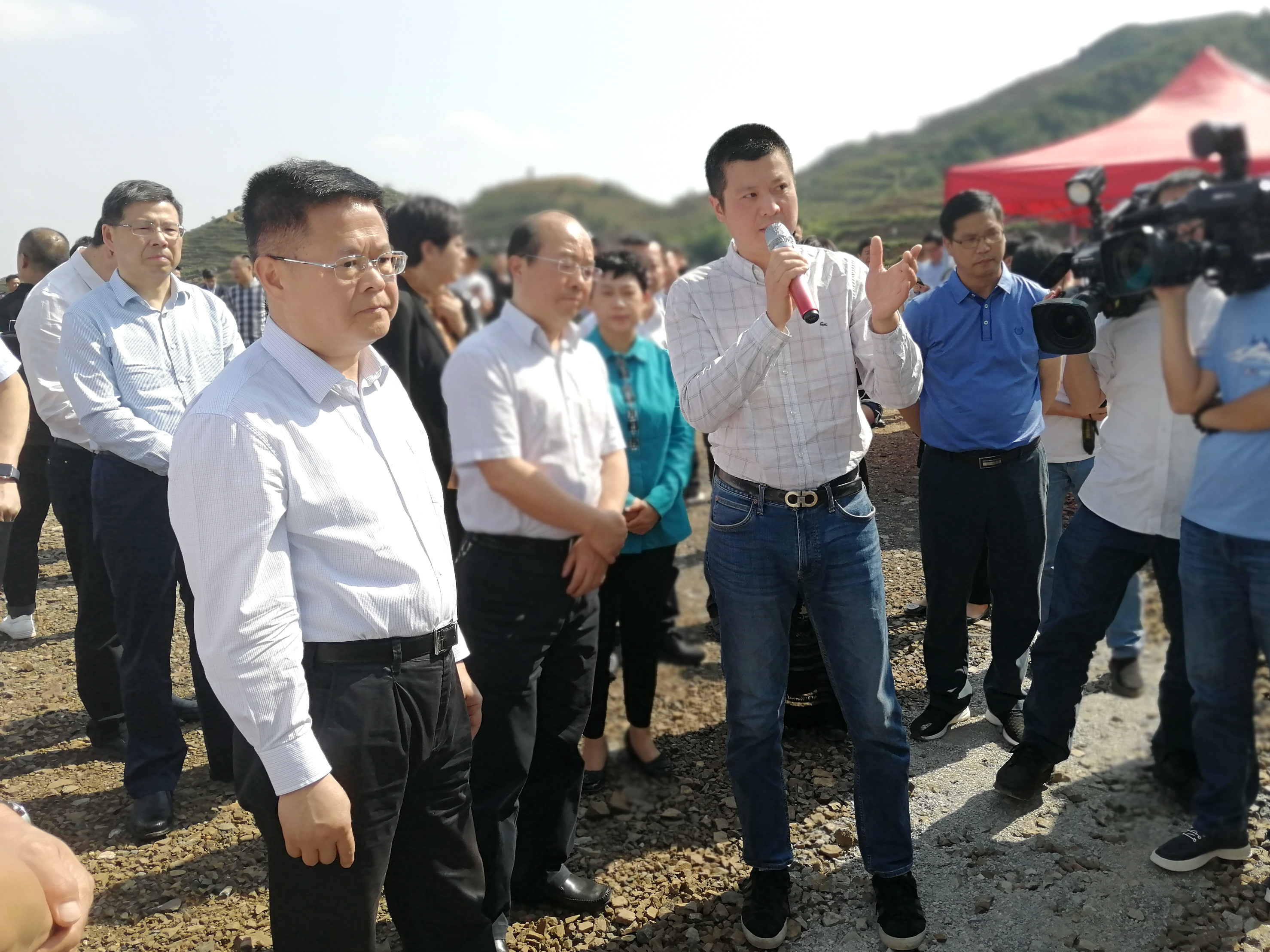 浙江省委副书记郑栅洁考察安博网页中国有限公司集团贵州普安“白叶一号”工程种植基地