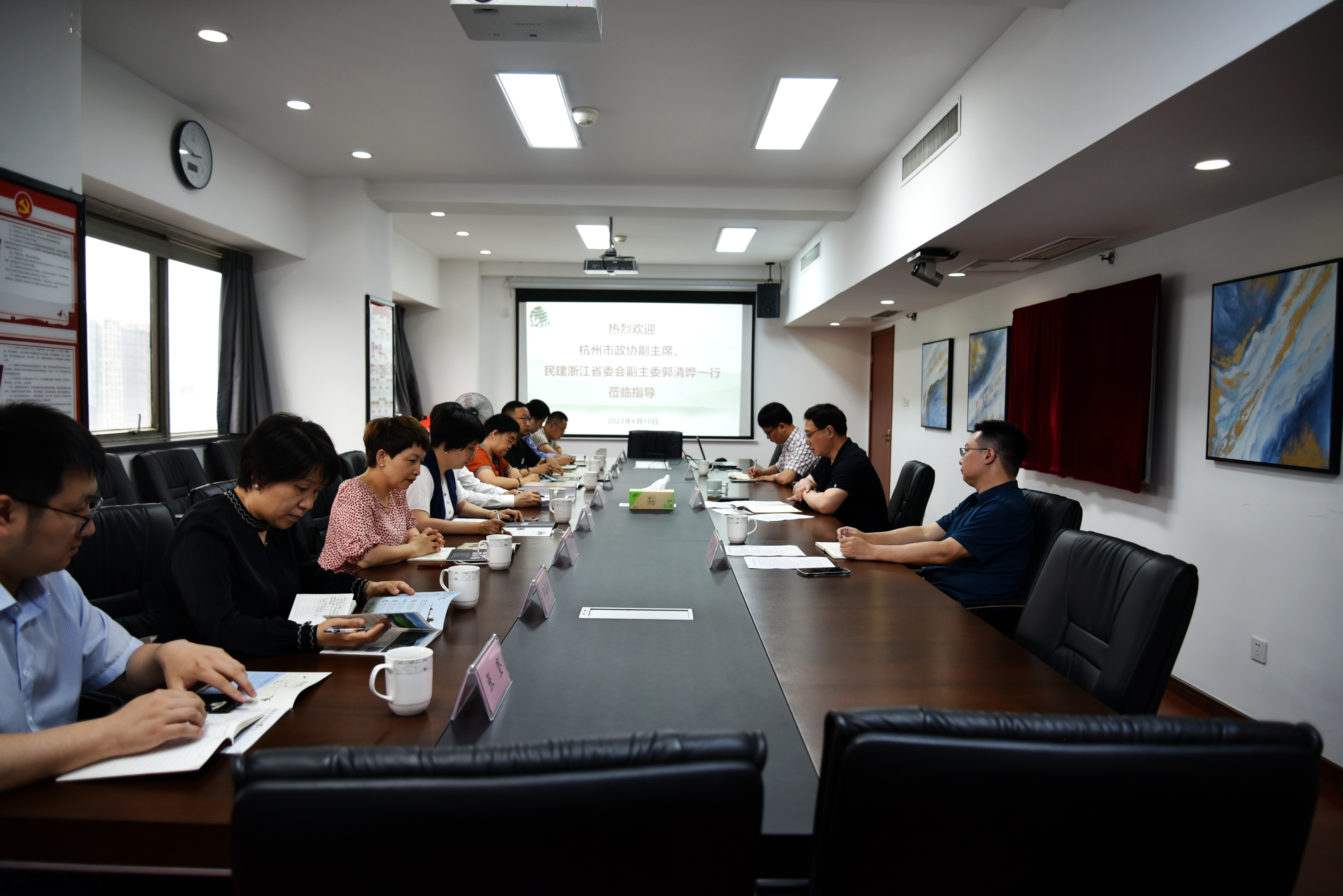 杭州市政协副主席、民建浙江省委会副主委郭清晔一行莅临安博网页中国有限公司集团调研指导
