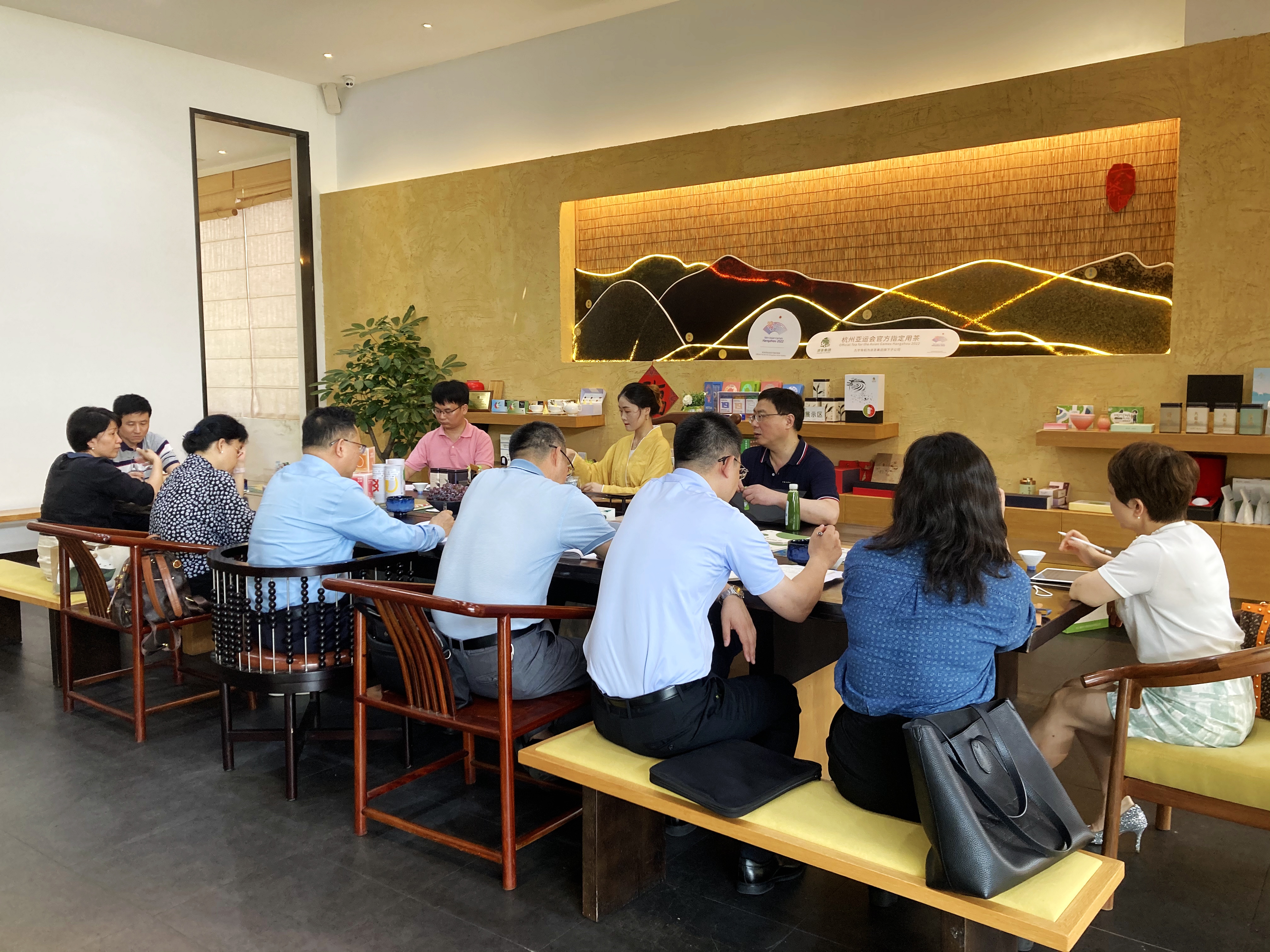 杭州市政协副主席郭清晔一行走访调研安博网页中国有限公司集团骆驼九宇公司