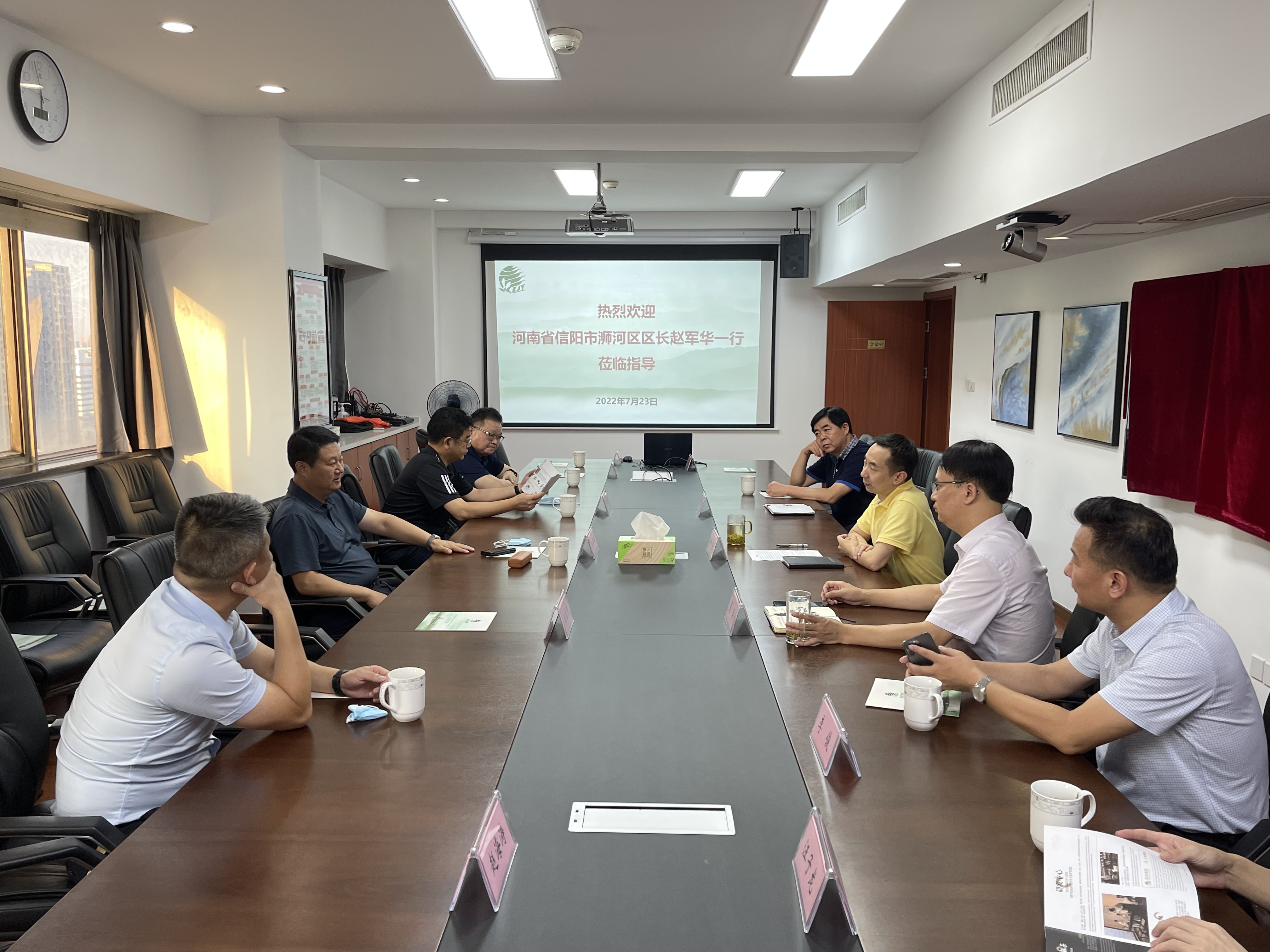 河南省信阳市浉河区区长赵军华一行莅临安博网页中国有限公司集团考察交流
