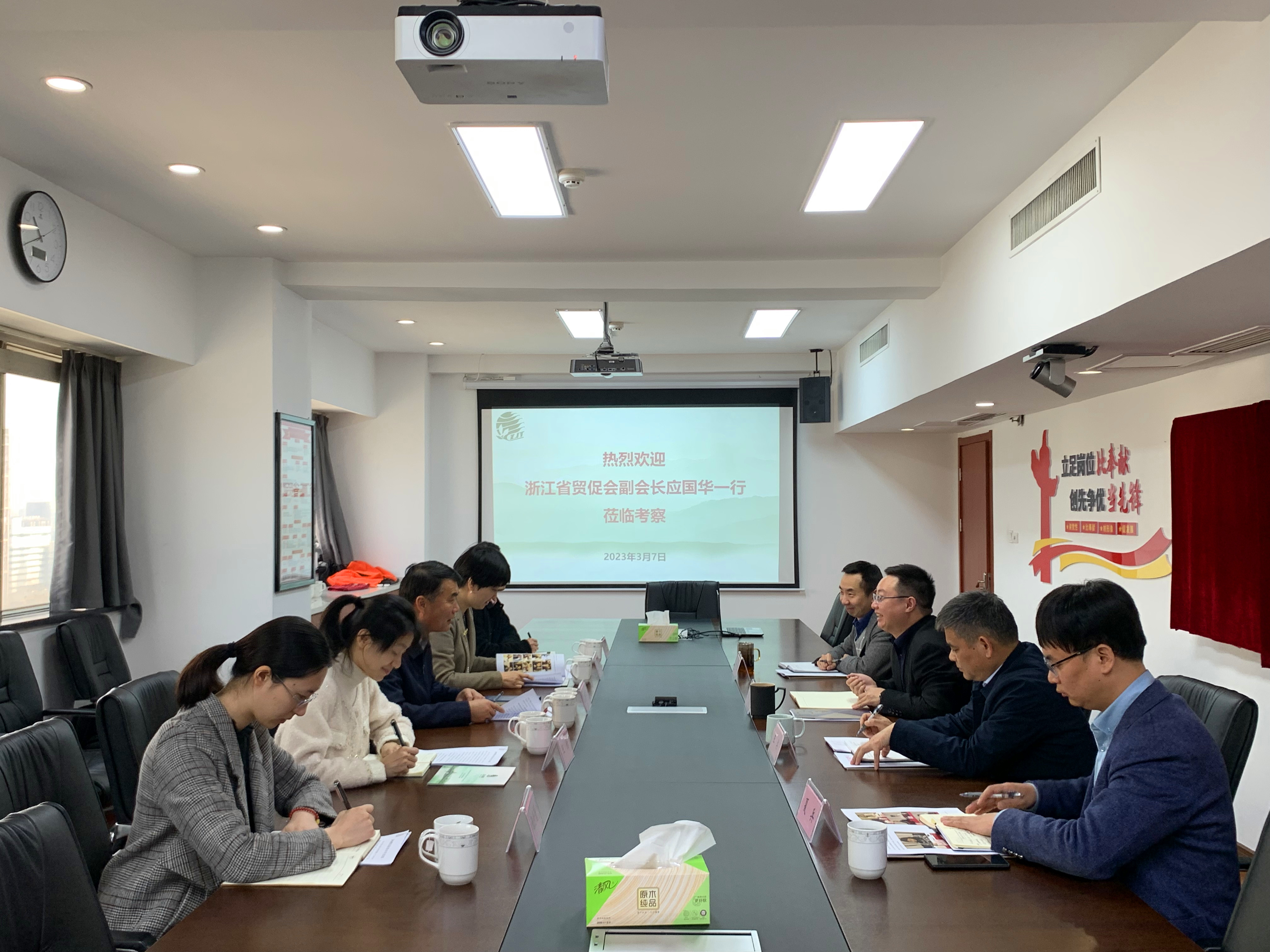 浙江省贸促会、省国际商会副会长应国华一行莅临安博网页中国有限公司集团考察