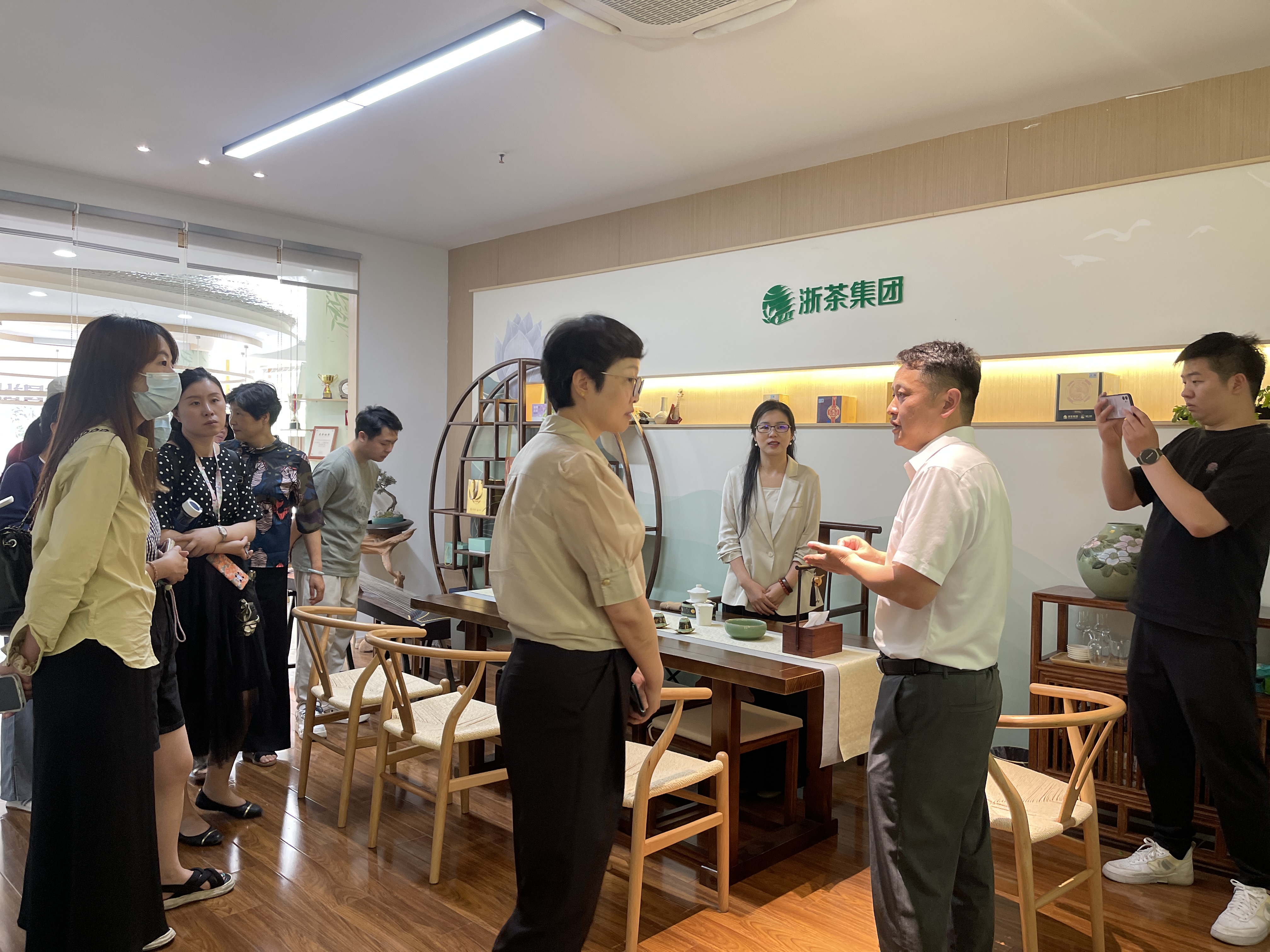 安博网页中国有限公司集团狮峰制茶品鉴中心助力茶文化进社区工作
