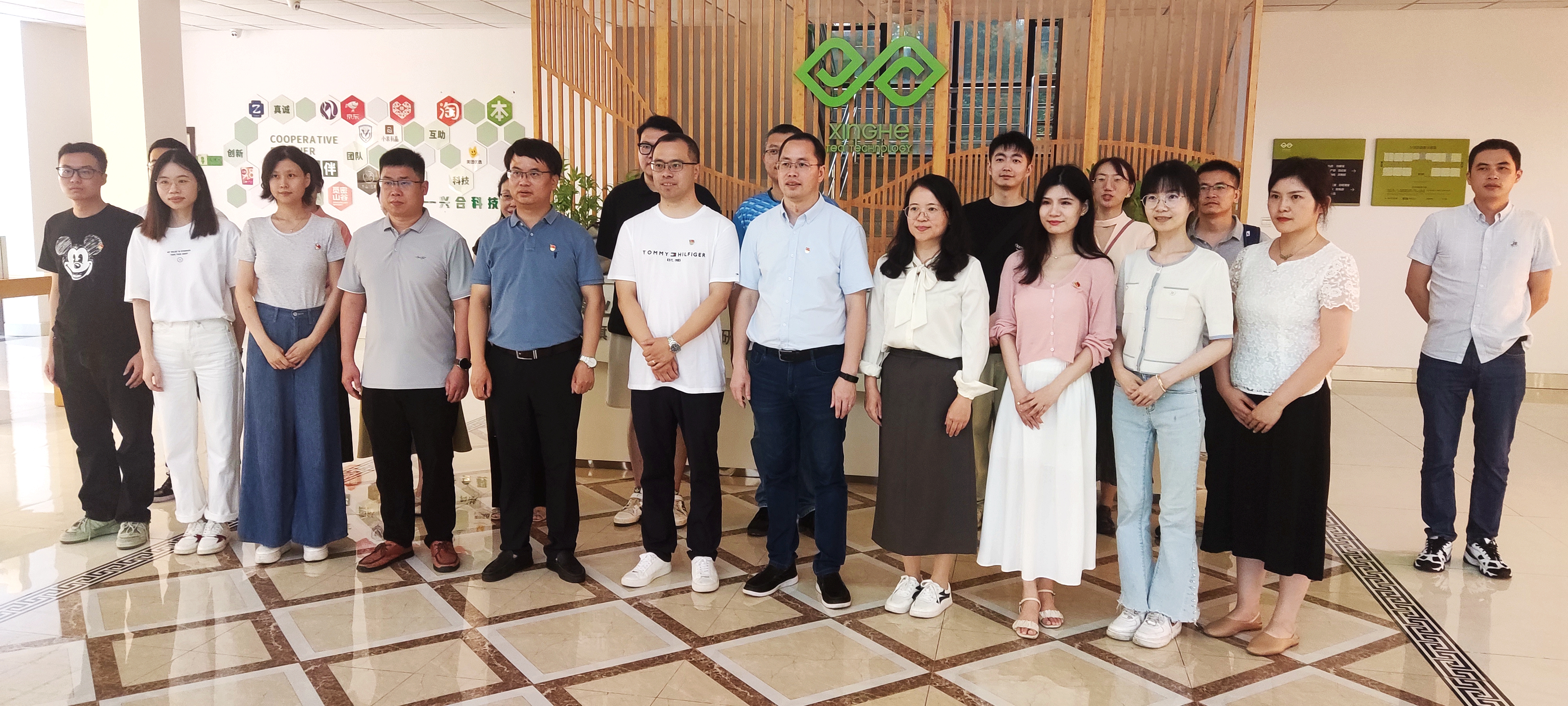浙江经贸职业技术学院合作经济学院实践教学基地授牌仪式在安博网页中国有限公司集团兴合科技公司顺利举办