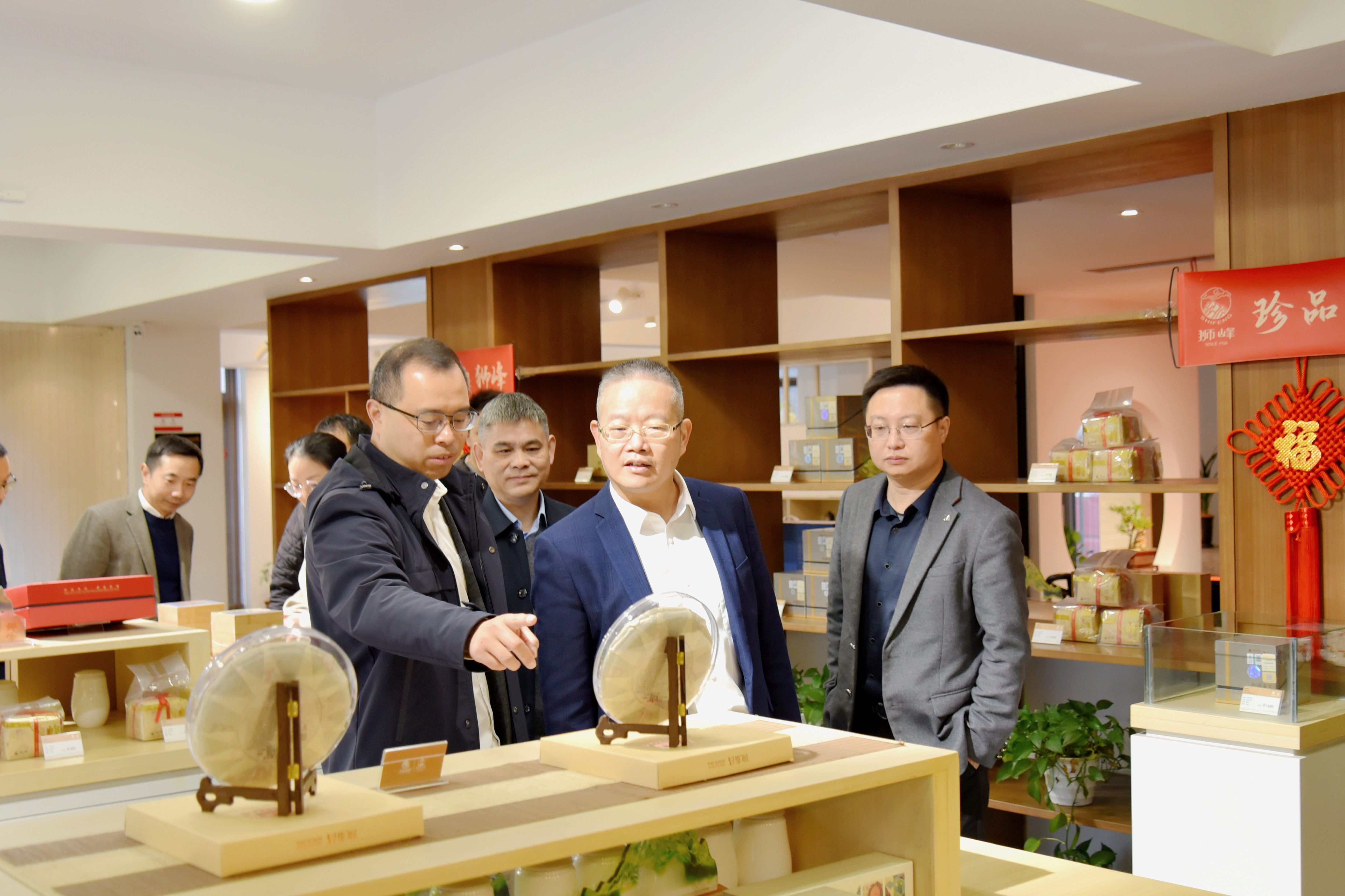 省供销社副主任董益彪到安博网页中国有限公司集团指导调研