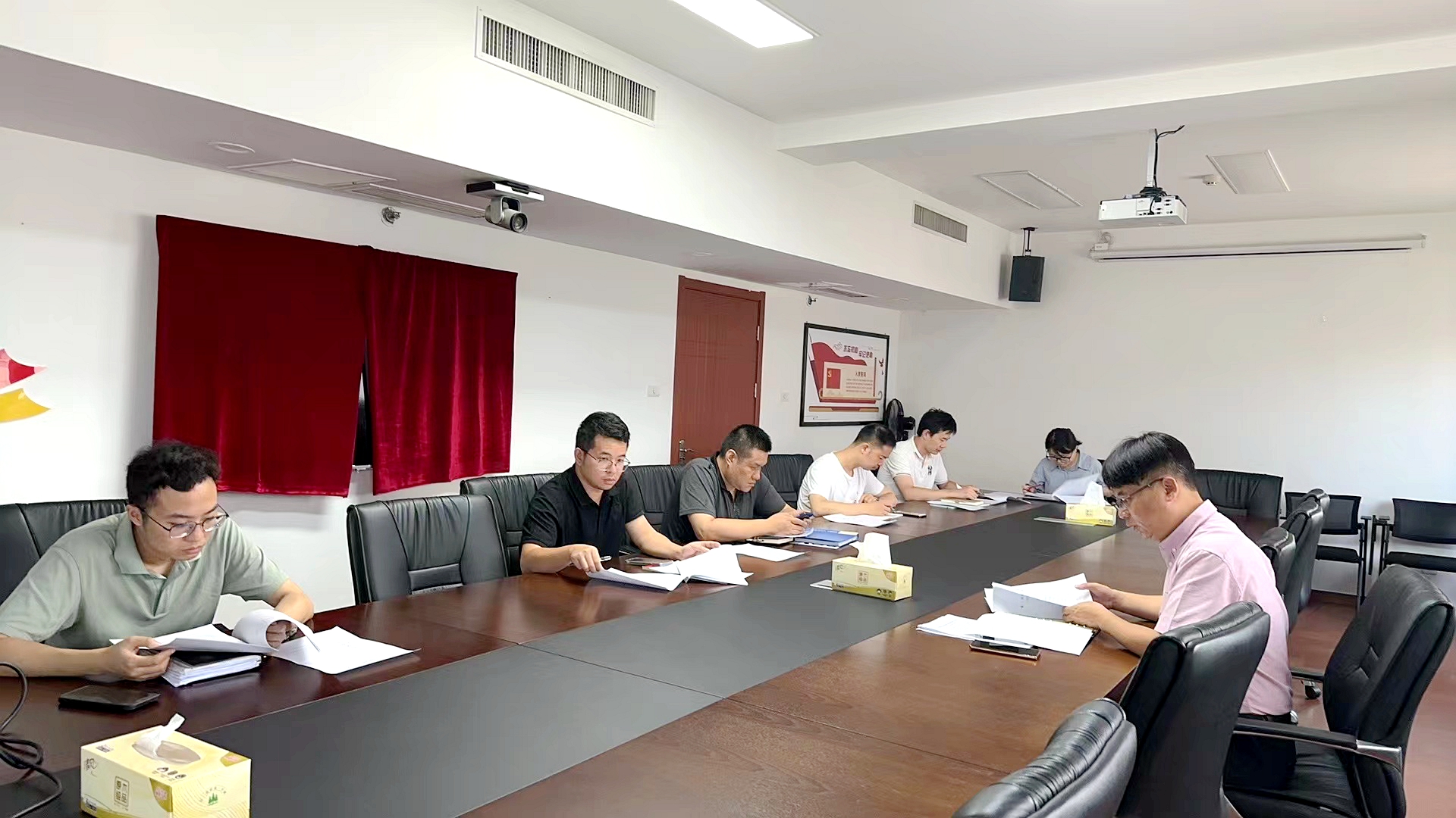 安博网页中国有限公司集团第一党支部认真学习宣传贯彻党的二十届三中全会精神