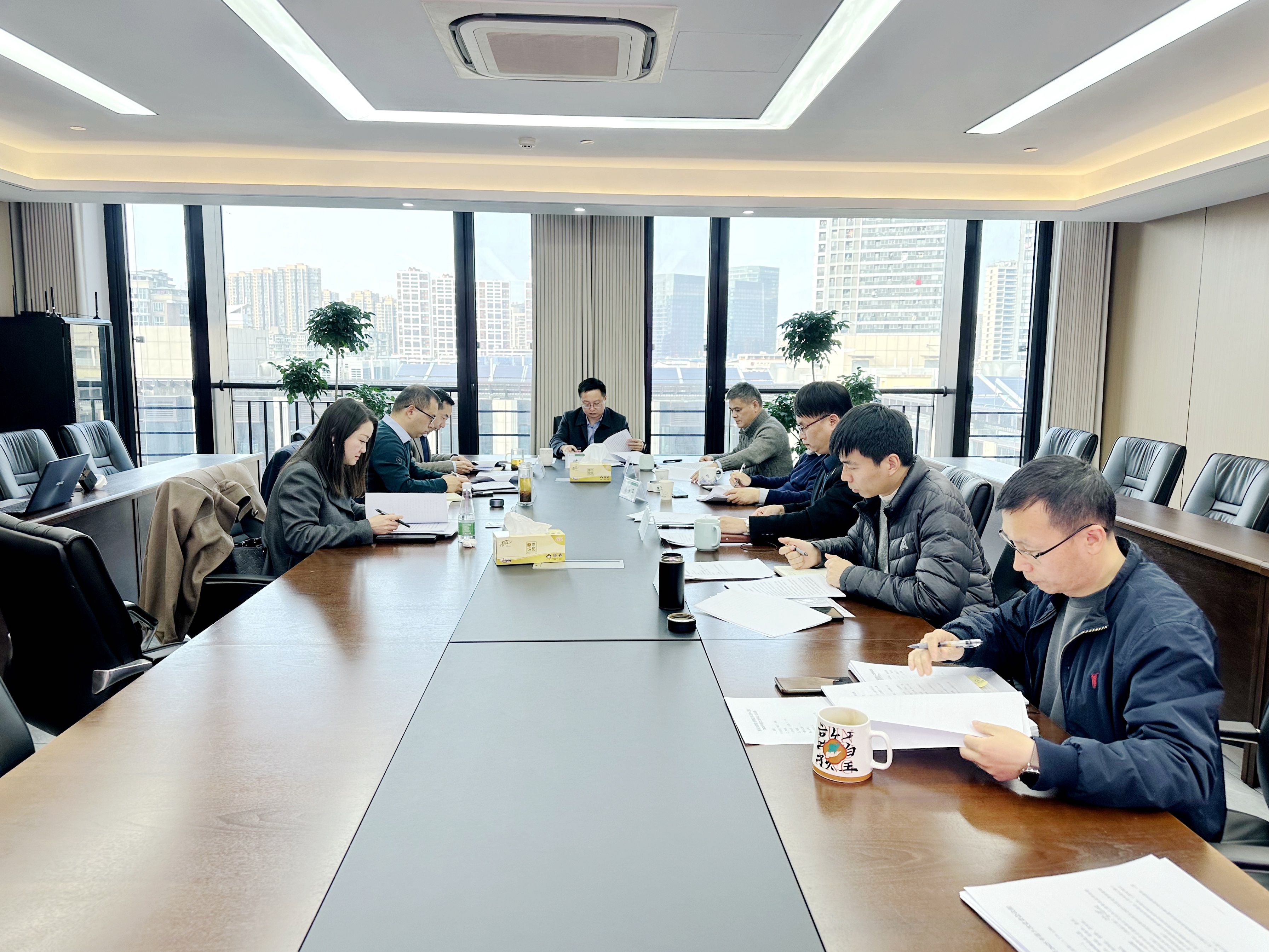 安博网页中国有限公司集团党委理论学习中心组专题学习全国“两会”精神